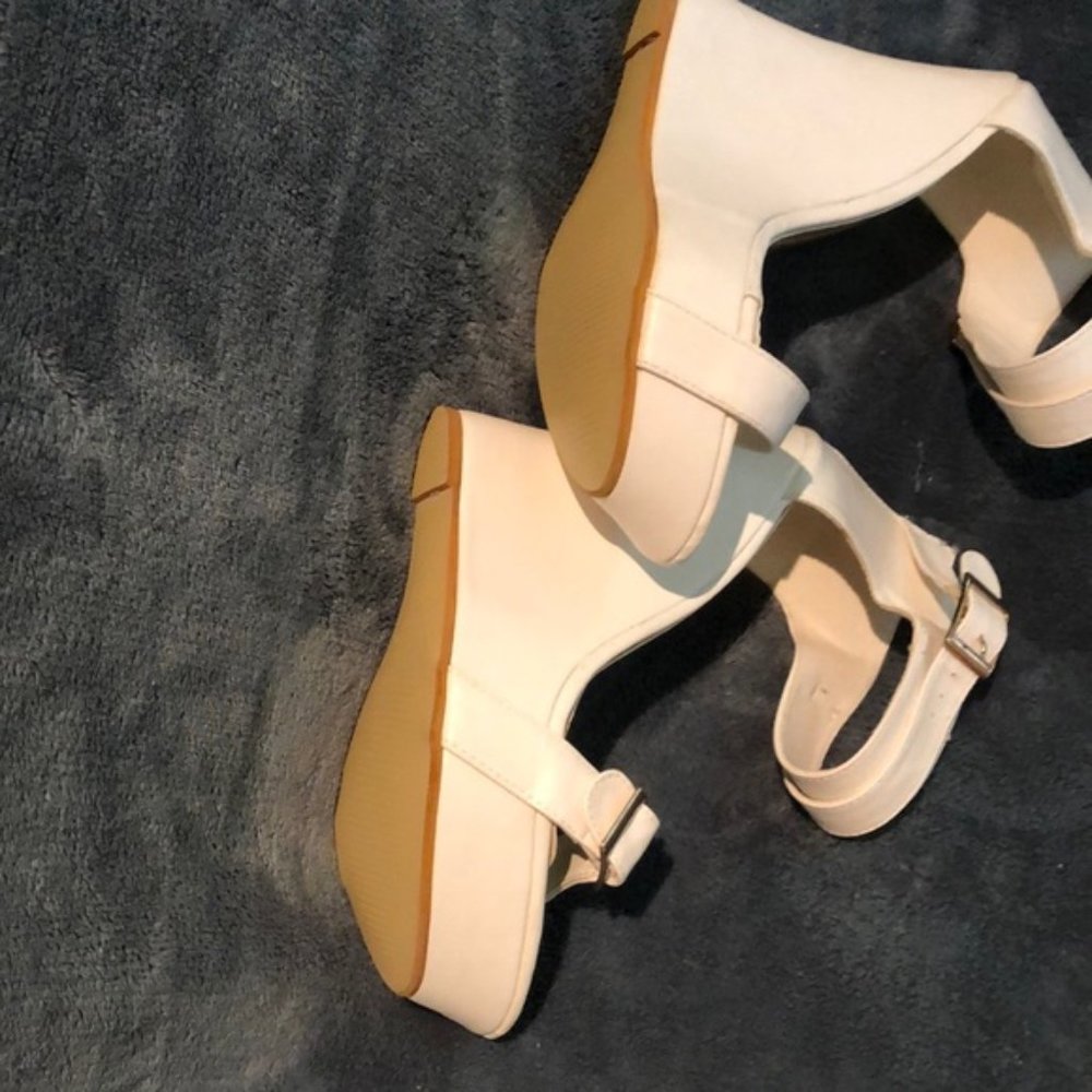 NWOB Liliana Cream Stacked Sandals - Picture 4 of 8